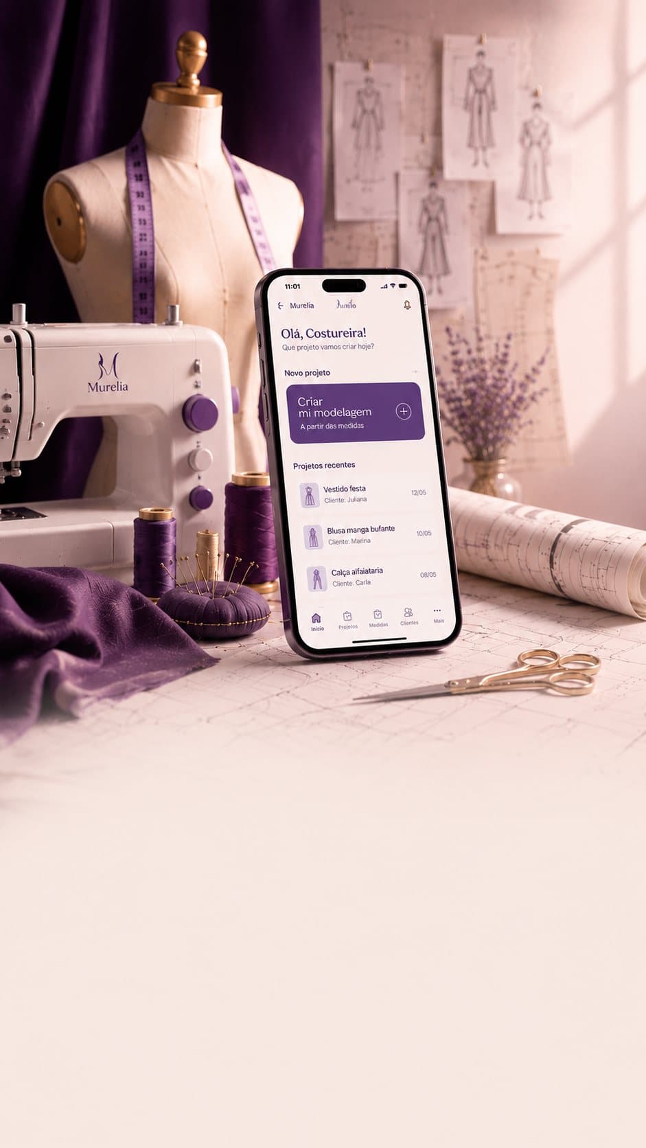 Ateliê de costura com o app da Murelia aberto no celular, manequim, máquina e tecidos em tons de violeta.