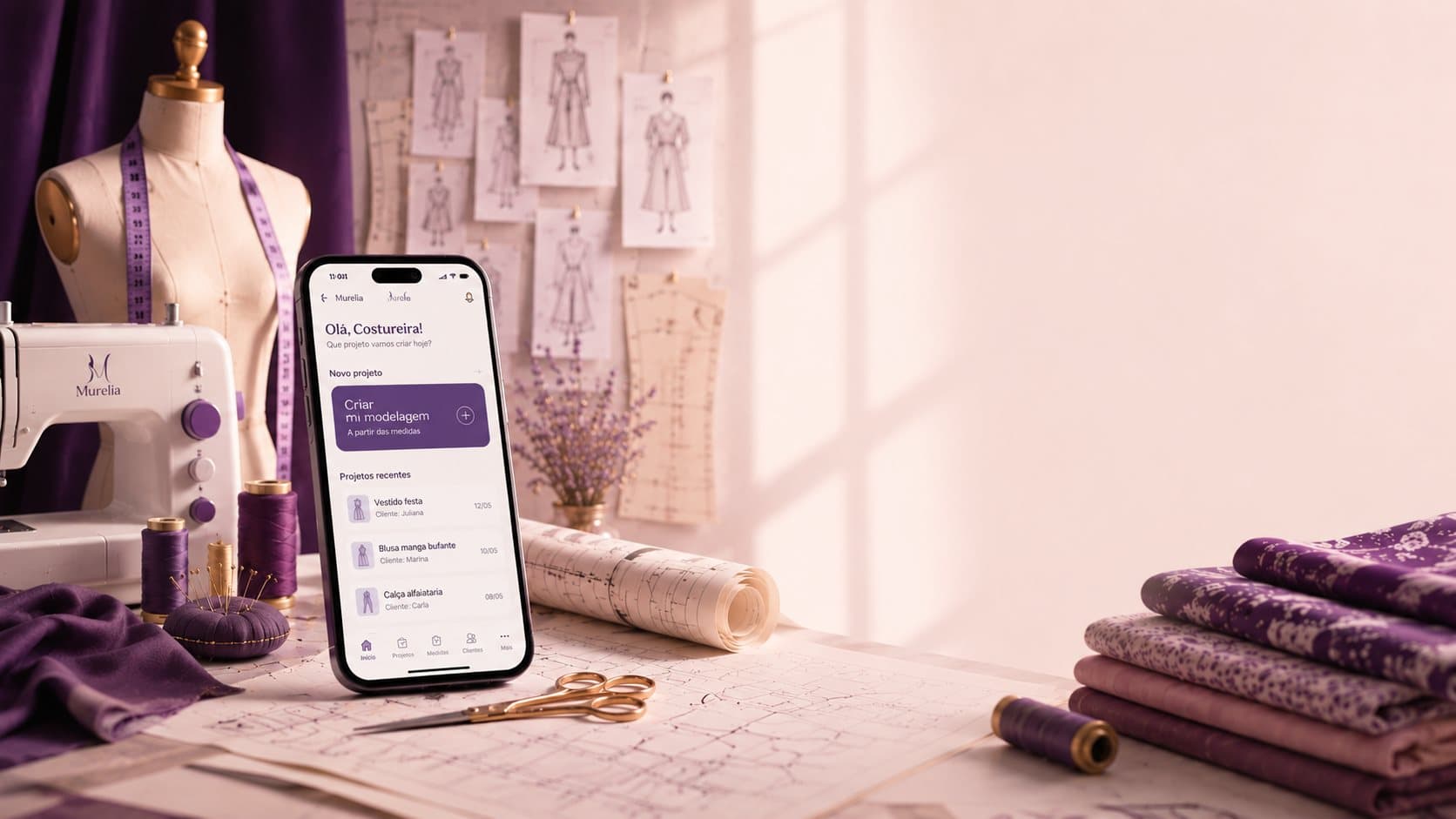 Ateliê de costura com o app da Murelia aberto no celular, manequim com fita métrica, máquina de costura e tecidos em tons de violeta.